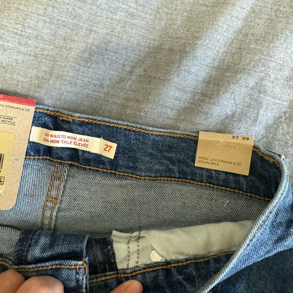 NWT Levi’s High-Waisted Mom Jean Medium Wash - Picture 5 of 5
